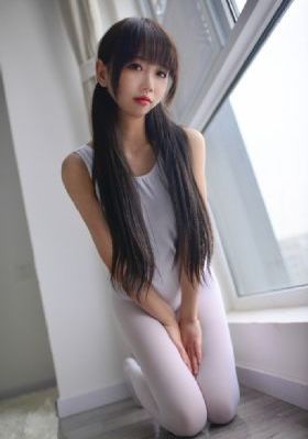 冰上的比基尼女孩